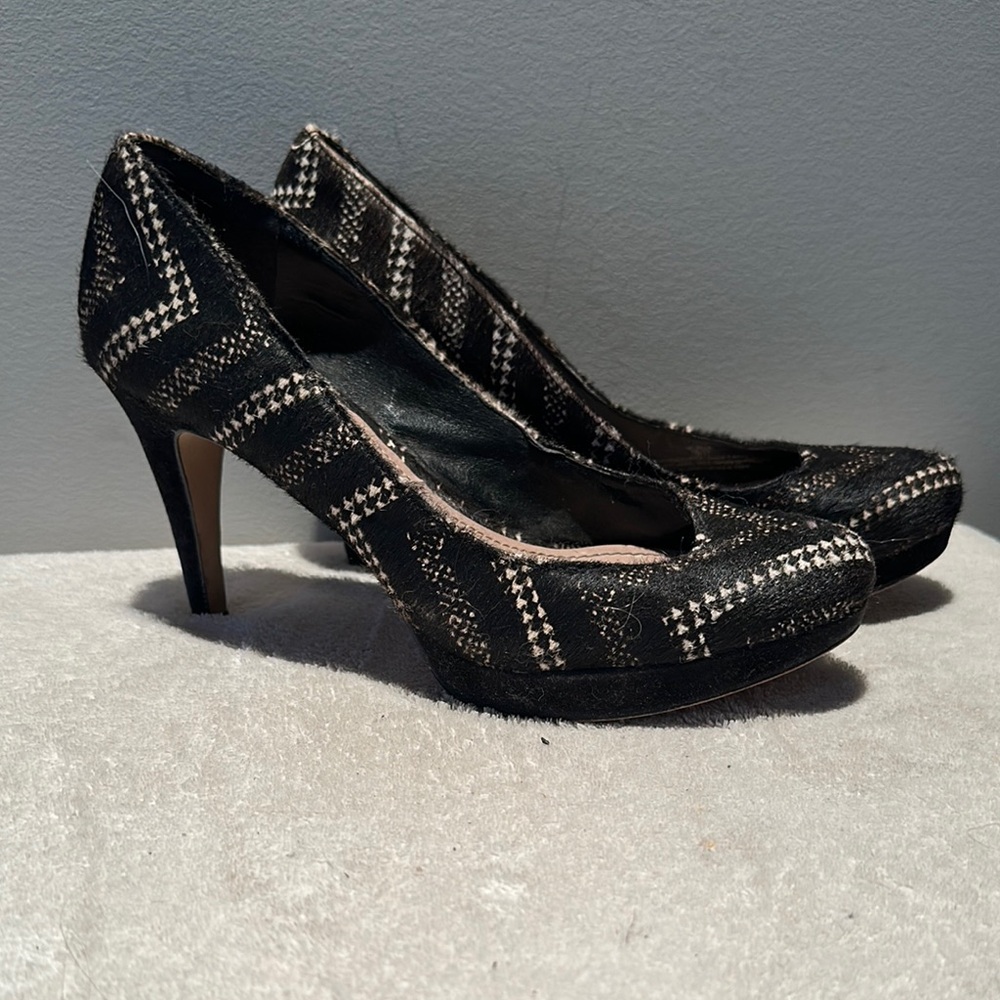 Elegant Black & Cream Women's Heels - Picture 2 of 4